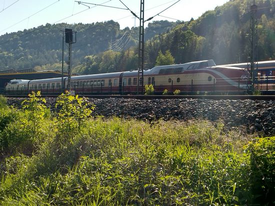 Kaum so richtig ins Rollen gekommen, am südlichen Ende von Horb der erste (für mich als Eisenbahnfan unvermeidliche) Zwischenhalt:
Eine alte TEE-Dieseltriebzug-Garnitur als Museumsstück. Sollte angeblich mal wieder fahrfähig instandgesetzt werden, was aber letztlich wegen der immensen Kosten doch nicht durchgeführt wurde.