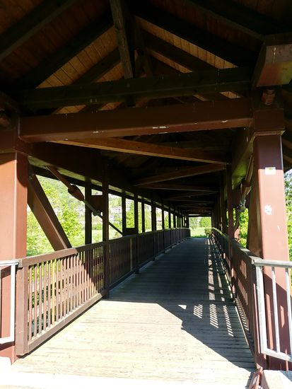 Brückenkonstruktion über den Neckar kombiniert aus Holz und Stahl flußaufwärts bei Horb.