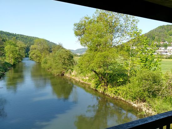 Blick von der Brücke flußaufwärts