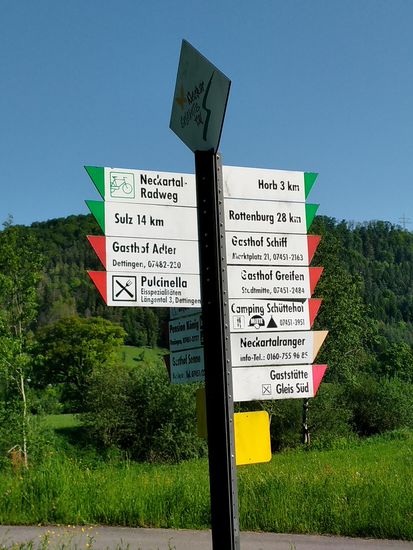 Unterkünfte und Einkehrmöglichkeiten zur Genüge, aber es war erst vormittags, also für mich zwecklos.