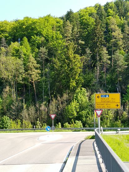 ... links abbiegend...