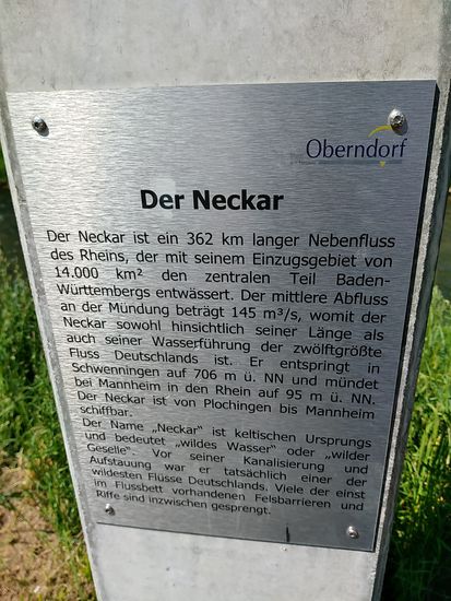 Was ist der Neckar? Hierzu Eckdaten auf einem Schild an der Infosäule.