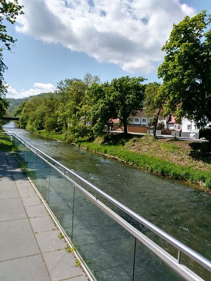 sowie flußaufwärts.