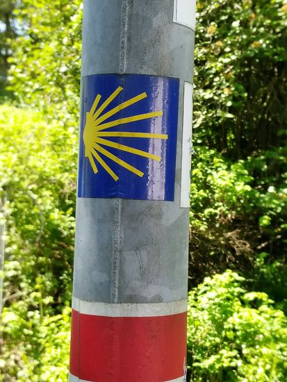 Hinweissymbol auf einen hier verlaufenden Teil des Jakobswegs.