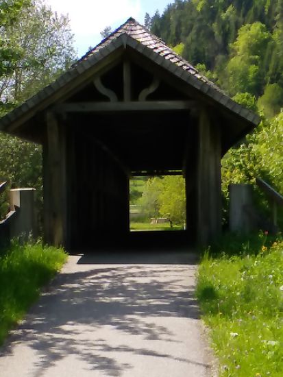 Die in 2001 für den Neckartalradweg gebaute Schenkenbergbrücke bei Epfendorf.