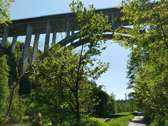 Die Neckartalbrücke Neckarburg der A81 Stuttgart-Singen bei Rottweil mit 95 m Höhe, 365 m Gesamtlänge und 154,40 m Bogenspannweite.
Im Hintergrund ist ein turmartiges Bauwerk zu sehen, das mir noch einige Zeit ein Rätsel bleiben sollte.