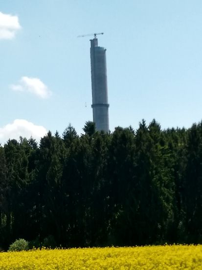Und wieder dieser ominöse Betonpfeiler. Etwa ein entstehender Fernsehturm in Ergänzung zum jenigen auf dem Stuttgarter Bopser?