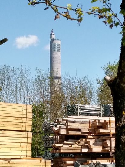 Zwischenzeitlich in Rottweil angekommen, des Rätsels Lösung ein Stück weiter von diesem Foto, indem ich einen Fußgänger freundlichst neugierig zur Rede stellte:
Es handelt sich hierbei um einen wie ersichtlich im Bau befindlichen Versuchsturm für Aufzugsanlagen eines namhaften Aufzugherstellers.
Der Turm ist 246 m hoch, hat zwölf Fahrstuhlschächte zur Erprobung neu entwickelter Modelle und in 232 m Höhe soll im Oktober 2017 die mit einem Panoramaaufzug erreichbare, höchste allgemein zugängliche Besucherebene in Deutschland eröffnet werden.