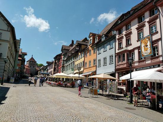 Fußgängerzone in Rottweil mit dem Schwarzen Tor am oberen Ende.