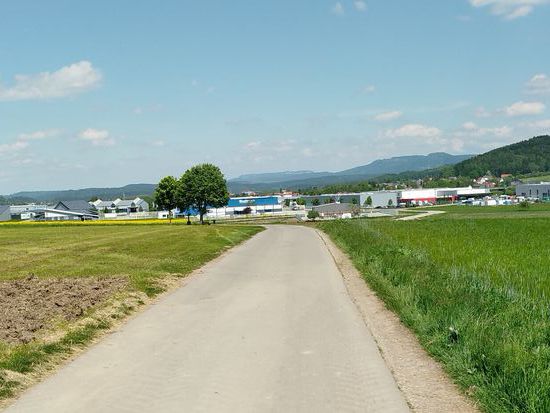 Bei Deißlingen ein Blick auf die Schwäbische Alb im Hintergrund.