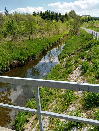 Und immer schmäler wird er, der Neckar. Hier unweit des in Kürze rechts angrenzenden Areals des Flughafens Schwenningen.