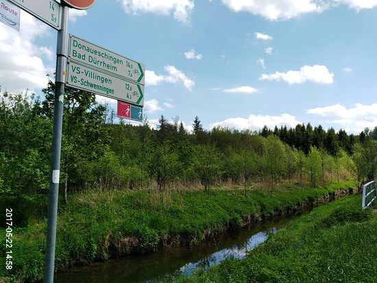 Kurz vor 15 Uhr und nur noch 14 km nach Donaueschingen - da kommt natürlich der Plan auf, nach Ende des Hauptziels dieser Tour, der Neckarquelle, heute noch ein Stück vom Beginn der jungen Doanu mitlaufen zu lassen.