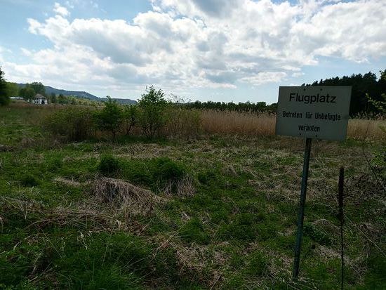 Immer schön auf dem Weg bleiben, damit es keine Kollision mit dem startenden bzw. landenden Flugverkehr gibt 