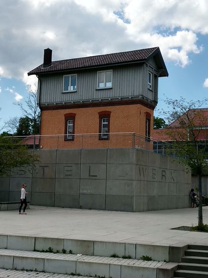 Das nicht mehr in Betrieb befindliche, denkmalgeschützte alte Stellwerk von 1869.