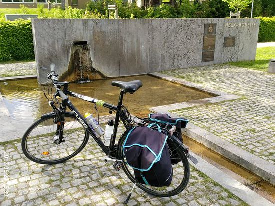 An der Neckarquelle angekommen. Hier an dieser Stelle ist also das letzte Teilstück des kompletten Neckars abgeradelt.