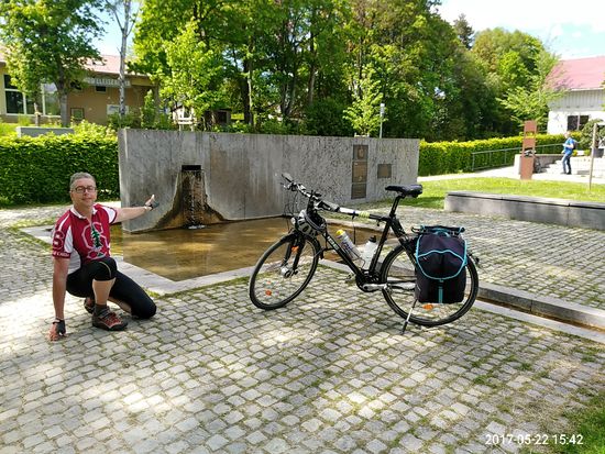 Da tritt also die Neckarquelle aus der Betonwand hervor und bildet sogleich einen kleinen Wasserfall.