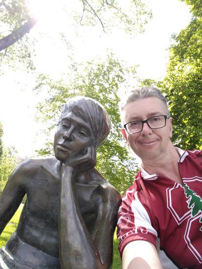 Eine Bronzefigur an der Neckarquelle