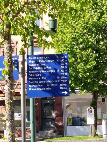 Und nach einer Transferstrecke von ca. 10 km übers Land ohne Gewässerbegleitung finde ich mich in Donaueschingen wieder auf dem Weg zur Donauquelle und zum Donau-Zusammenfluss.