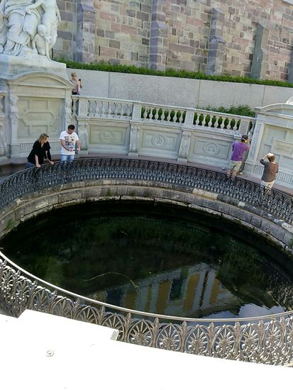 Über einen Aufzug neben der Kirche Heilige Dreifaltigkeit kann man bequem mit dem Rad das einige Meter tiefer liegende Parkgelände mit der rund gefassten Donauquelle erreichen.