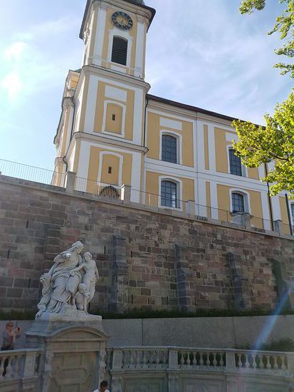 Blick hoch von der Donauquelle zur Hl. Dreifaltigkeit