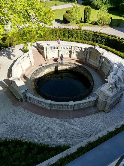 Blick von oben zur Quelle