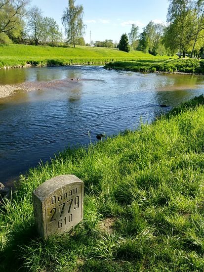 Und dann befindet man sich schließlich am Donau-Zusammenfluß, dem eigentlichen Beginn der Donau am Flußkilometer 2779,610 (die Kilometerangabe "0" befindet sich ja an der Mündung ins Schwarze Meer).
Von rechts strömt der Fluß Brigach an, hinter der Landzunge in der oberen Bildmitte trifft die Breg dazu und die "Junge Donau" feiert ihren beginnenden Lauf.