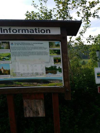 Eigentlich wäre ich darauf gespannt gewesen, die Donauversinkung bei Immendingen live zu erleben, wenn das Wasser zum Großteil oder auch ganz im Boden verschwindet, Aber zu meinem Zeitpunkt des Vorbeikommens am 23. Mai war die Wasserführung der Donau so hoch, daß man nicht im Geringsten von einer Versinkung hätte reden können. Die Donau strömte frisch und munter so dahin und ich rollte neben ihr weiter.
