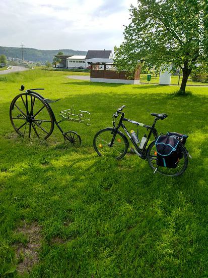 In Hintschingen kurz vor Immendingen gab's dann noch ein Generationentreffen hinsichtlich 200 Jahren menschlicher Fortbewegung auf Rädern ohne fremde Kraft, wobei das linke historische Gefährt ja selbst schon einen technischen Fortschritt zur eigentlichen Drais'schen Laufmaschine aus dem Jahre 1817 darstellt.
