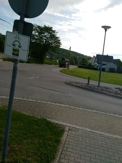 Etwas kurioses Hinweisschild, aber es geht mit einer engen Wende nur eine kurze Rampe aufwärts, um die Gleisanlagen vom Bahnhof Immendingen zu überqueren.