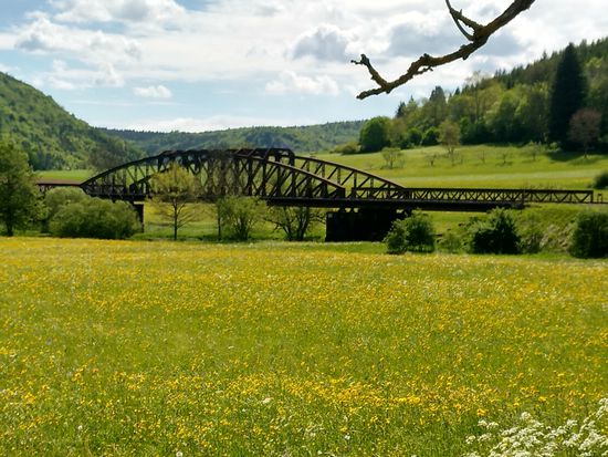Eisenbahn-Stahlfachwerkbrücke bei Fridingen an der Donau und im folgenden Landschaftseindrücke vom Donautal bis zur Ortschaft Fridingen.