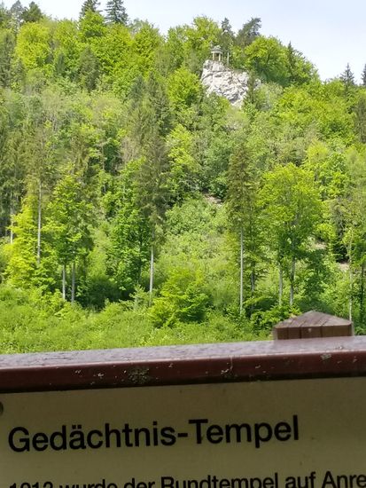 Der Gedächtnis-Tempel ist auf dem Felsstück erkennbar.