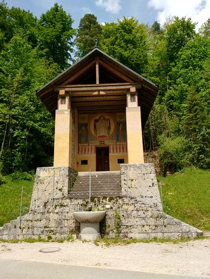Die dem heiligen Abt Maurus geweihte Kapelle, zugehörig zur Benediktiner Erzabtei St. Martin von Beuron.