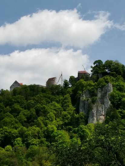 Die Jugendherberge Burg Wildenstein in etwa gegenüber der Mauruskapelle.