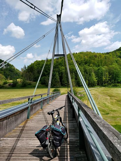 Architektonisch interessante Radfahrer- und Wandererbrücke über die Donau etwa 1 km donauabwärts von der Mauruskapelle.