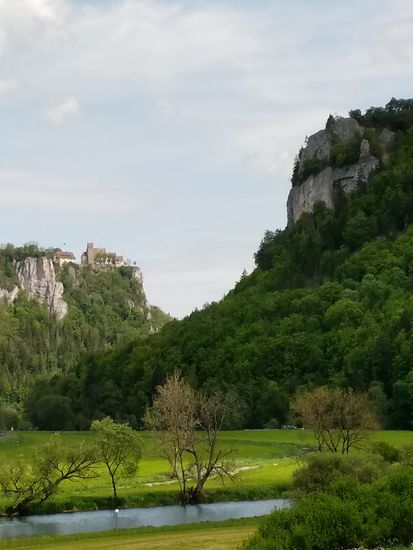 Auf dem linken Felsen sitzt Schloß Werenwag aus der Zeit um 1100, das auch auf den folgenden Bildern einigemale zu sehen ist.