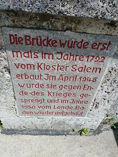 Auf einer alten Steinbrücke in Hausen im Tal bei Leibertingen.