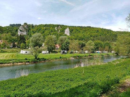 Der malerisch gelegene Campingplatz Wagenburg bei Hausen im Tal.