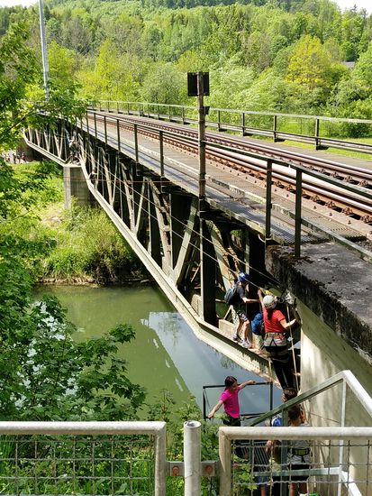 Alles in Ordnung, es handelte sich um eine offizielle Seilkletterpartie an dieser Eisenbahnbrücke bei Thiergarten und die jungen Abenteurer waren bestens ausgerüstet und abgesichert. Wäre nichts für mich !