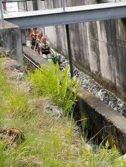 Eine Bootsgasse an einer Schleusenanlage dient zum Passieren für Paddelboote.