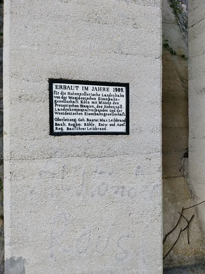 Schild an der weiter unten folgenden Eisenbahnbrücke