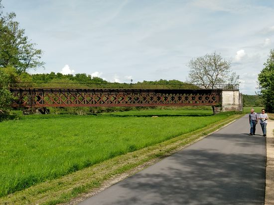 Da endet doch eine alte Eisenbahnbrücke im Nichts hinter Sigmaringen. Auf einer Satellitenaufnahme kann man sehen, daß auch die von links vom Bahnhof Sigmaringen kommende alte Bahnstrecke aufgelassen und abgebaut ist - nur die Fachwerkbrücke wurde beibehalten.