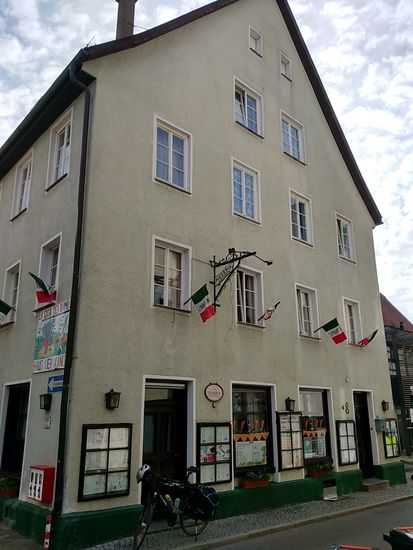 Mittwoch, 24. Mai, 8:36 Uhr: Aufbruch zum 4. Tourtag vor der Unterkunft, der empfehlenswerten Pizzeria Casonato.