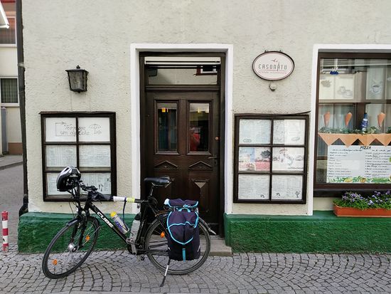 Aufgepackt und die Getränkeflaschen, wie üblich, mit ganz leicht gesalzenem Leitungswasser gefüllt, steht der Start kurz bevor.