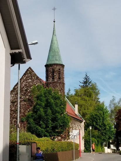 Die von Rankgewächs eingehüllte evangelische Kirche von Riedlingen.
