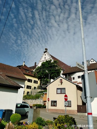 Auf dem First in Bildmitte gleich das erste Storchennest...