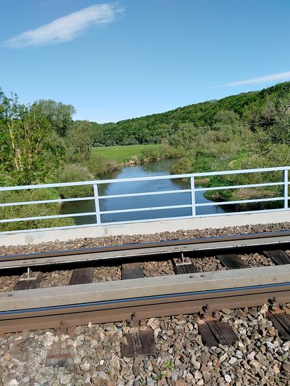Die Donau auf einer Eisenbahn- und Radlerbrücke kurz vor Zwiefaltendorf.