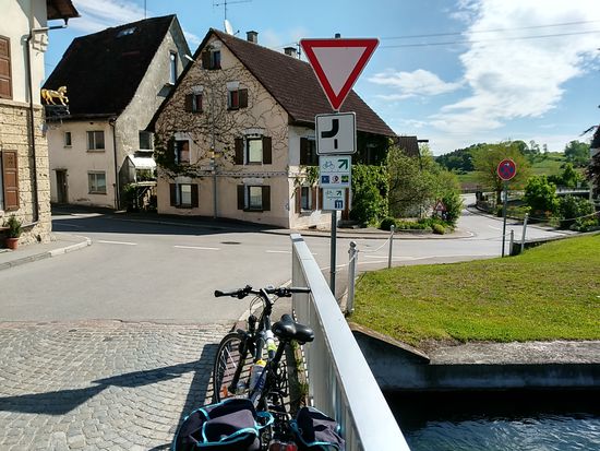 Wieder mal ein "historischer Rückblick":
Während der Ferntour Paris-Feldolling kam ich von links angerollt, dem weiteren Straßenverlauf mehrere km folgend, so wie ich jetzt von dieser Position aus, allerdings damals bei bedecktem Himmel und teils ungemütlich sichtraubenden Sprühregens. Die Brücke, auf der ich mich befinde, führt übrigens über die Zwiefalter Ach, die nach kurzer Strecke rechterhand in die Donau mündet und deren Wasserführung somit weiter erhöht.