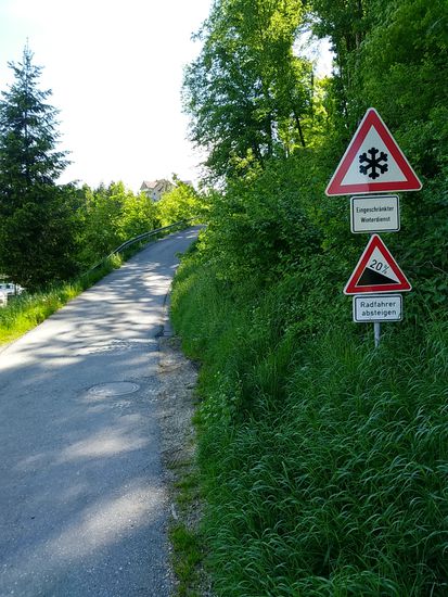 Abgesehen vom falsch gewählten Steigungsschild täuscht auch die rel. flache Fotoperspektive. Diese Steigung kurz vor Datthausen war wirklich ganz schön knackig, wenn auch rel. kurz. Abgestiegen bin ich nicht, da in der zweiten Vormittagshälfte noch ganz gut bei Kräften, aber am oberen Ende am erkennbaren Gebäude hatte ich doch ganz gehörig zu schnaufen.