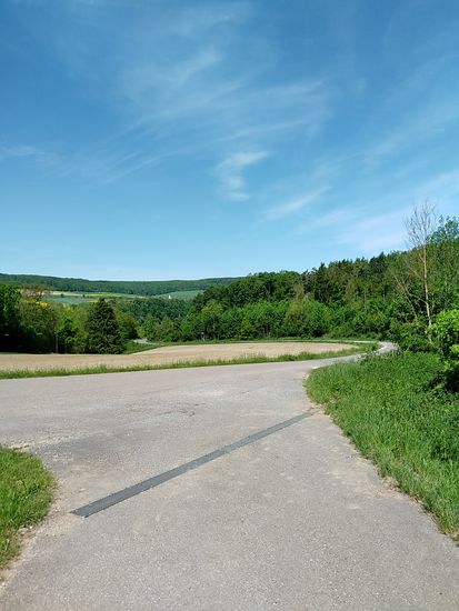 Nach kurzer Strecke aus dem Donautal heraus, geht's nun in eben dieses wieder zügig in weiten Kurven hinunter.
