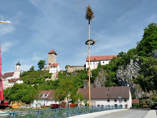Auf der Donaubrücke von Rechtenstein (Alb-Donau-Kreis) mit Burg Rechtenstein auf 550 m Höhe aus der Zeit um 1100 - 1200.